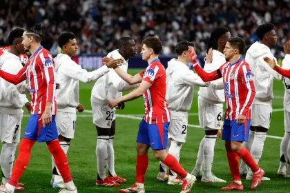 مباريات ديربي مدريد على ملعب واندا ميتروبوليتانو عادة ما تشهد إثارة كبيرة (رويترز)